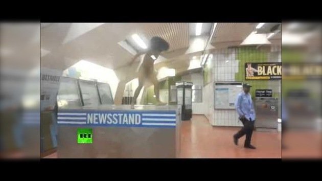 Acróbata desnudo muestra trucos y asalta a pasajeros en metro de San Francisco