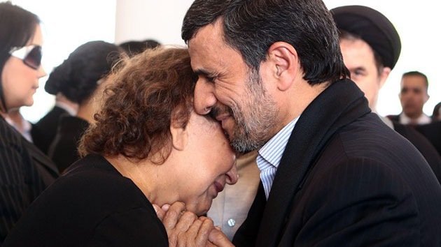 El presidente de Irán se enfrenta a críticas por consolar a la madre de Chávez
