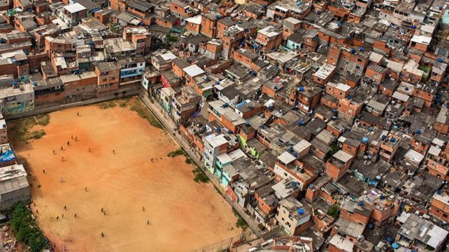 Campos de fútbol en las favelas brasileñas a vista de pájaro