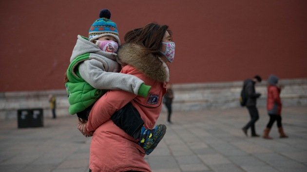 China quiere multar a las mujeres por dar a luz fuera del matrimonio