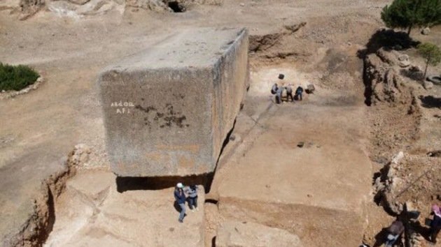 Descubren el bloque de piedra más antiguo y grande del mundo