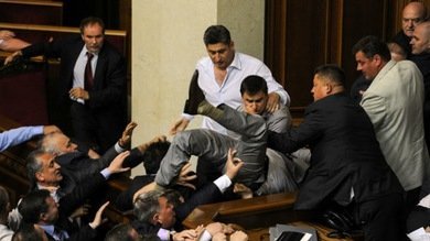 VIDEO: Diputados ucranianos llegan a las manos por la lengua