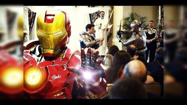 Boda épica del 2013: Batalla de Iron Man, Batman, ninjas y muchos más