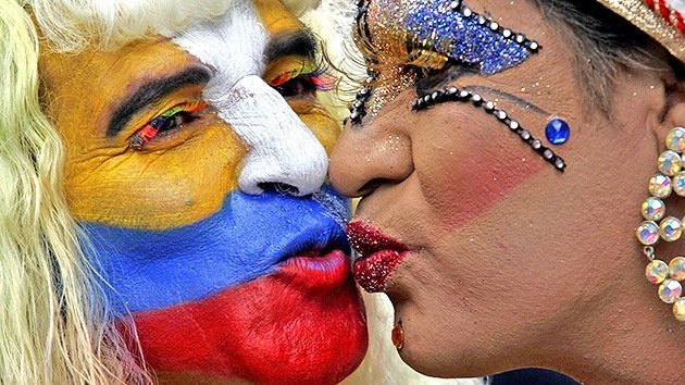 Los gays colombianos podrán besarse en lugares públicos