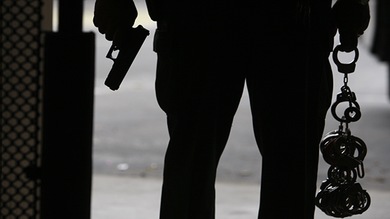 Video: Un policía de EE.UU. empuja a un discapacitado en silla de ruedas