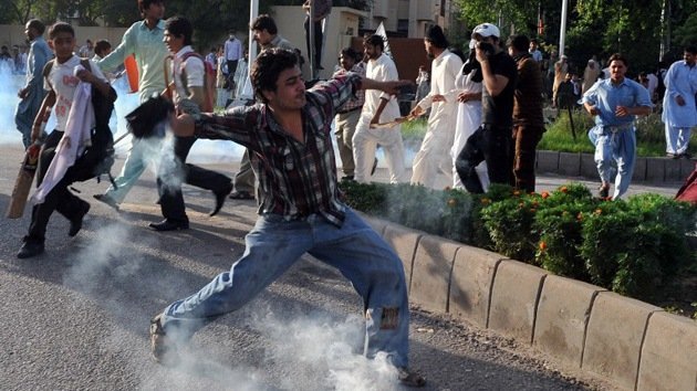 Pakistán, sumido en el caos por los enfrentamientos entre policías y estudiantes