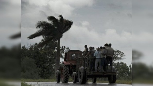 'Richard' amenaza con convertirse en huracán a su paso por el Caribe
