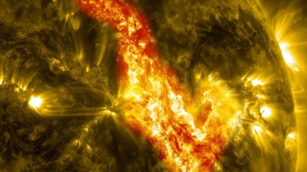 Video: La Nasa capta un 'cañon de fuego' en el Sol que es más grande que la Tierra