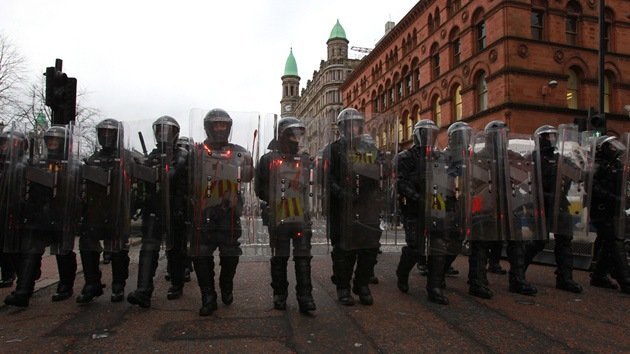 Irlanda del Norte: La Policía de Belfast dispersa a los manifestantes