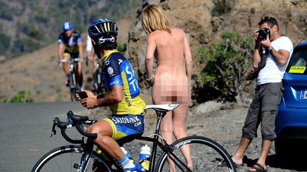 El bicampeón del Tour de Francia pierde los pedales frente a una modelo desnuda