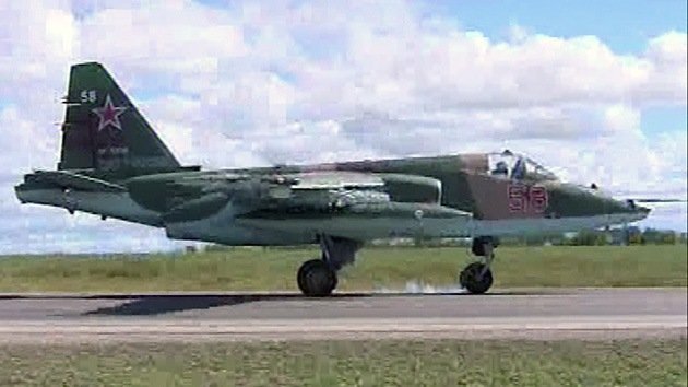 VIDEO: El avión ruso de ataque Su-25 aterriza en una autovía por primera vez en la historia