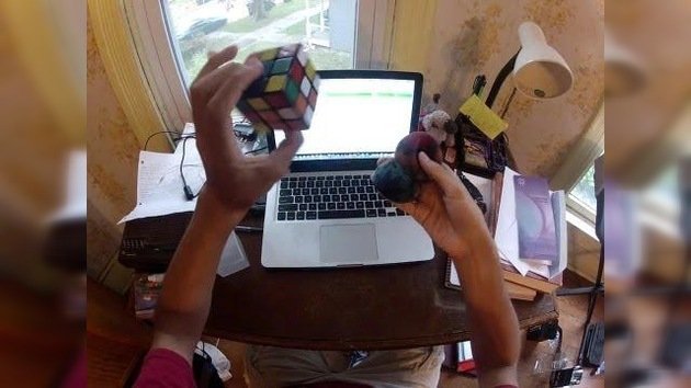 Resolver un cubo de Rubik, haciendo juegos de manos