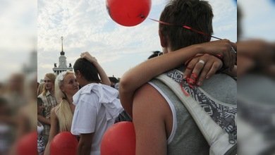 Los rusos celebran el Día Internacional del Beso intentando batir récords