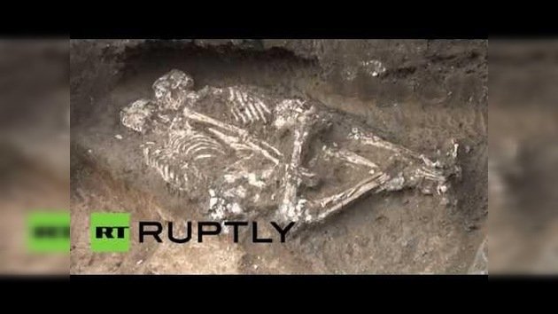Hallan en Rusia dos esqueletos abrazados de la Edad del Bronce