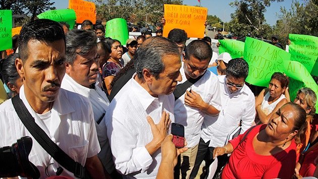 Padres de los 43 estudiantes desaparecidos fuerzan a un gobernador a marchar con ellos