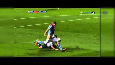 Un jugador salva a su equipo 'desnudando' al rival