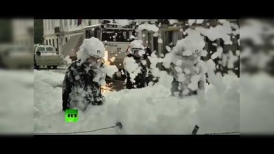 Bomberos belgas cubren de espuma a policías en unas protestas contra los recortes