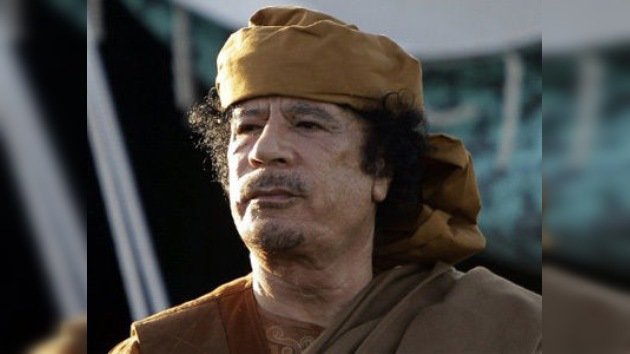 Gaddafi insta a los libios a salir a las calles para protestar