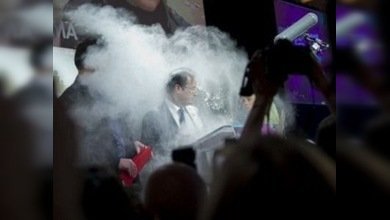 Lanzan harina a un candidato a la Presidencia de Francia