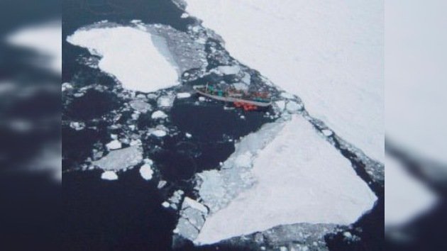 El pesquero ruso atrapado en los hielos de la Antártida recibe auxilio