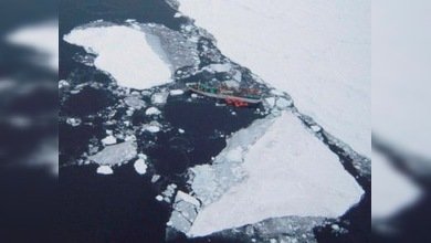 El pesquero ruso atrapado en los hielos de la Antártida recibe auxilio