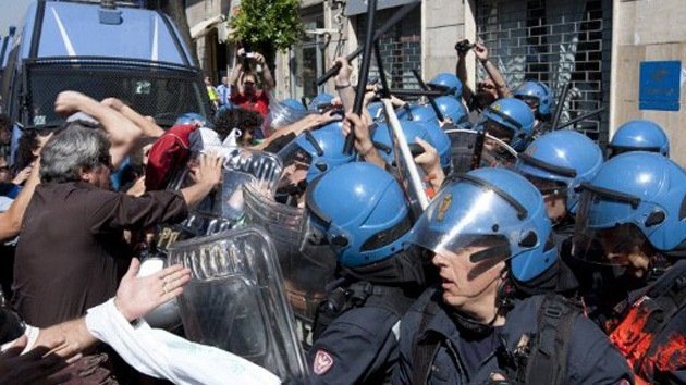 Video: Italianos asaltan una sede de Hacienda