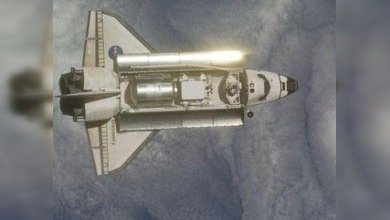 Astronautas de la NASA examinan los daños hallados en las losetas térmicas del Endeavour