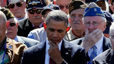 "Repugnante": Obama enfurece a Internet por masticar chicle en el Día D