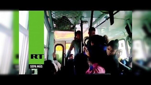 Video: Dos indias se enfrentan a violadores en un autobús