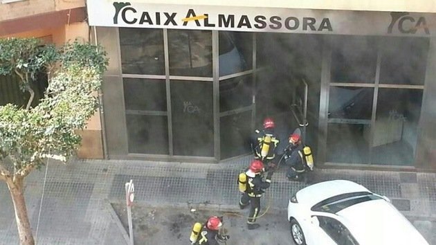 Una española desesperada se quema a lo bonzo en una sucursal bancaria en Castellón