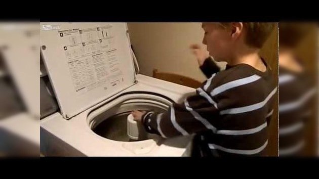Niño que ‘toca’ la lavadora como baterista profesional