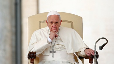Critican a Francisco por convertir la Iglesia católica en un "barco sin timón"
