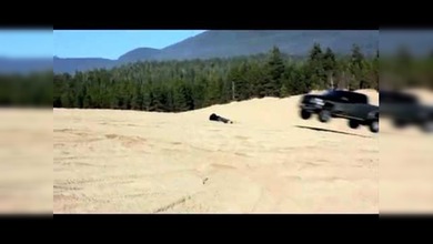 Saltos sobre un hombre con un auto todoterreno