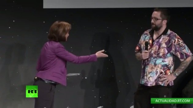 Video: Experto de Rosetta llora disculpándose por la camisa que llevaba en la prueba