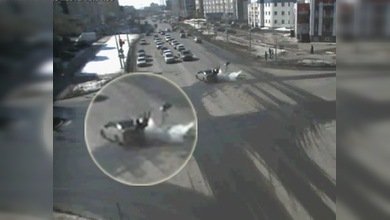 Video: 'caballito' salva la vida a un motero en Siberia