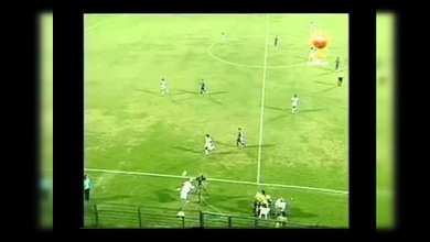 Un cámara omaní improvisa un taconazo de lujo en pleno partido fútbol