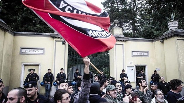 Las protestas obligan a suspender el funeral del exnazi Erich Priebke en Italia