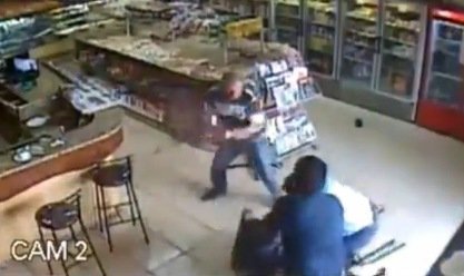 Un ladrón entra a una panadería a robar y se lleva puñetazos, patadas y sillazos