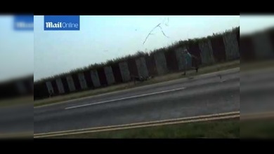 Video: Un caza pasa unos metros por encima de los asistentes a un espectáculo aéreo