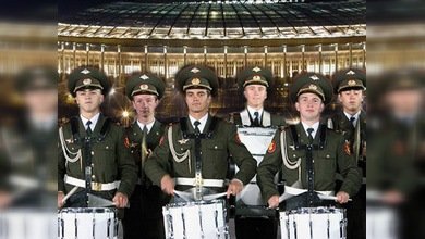 Espectadores interpretaban canciones de guerra junto a los artistas