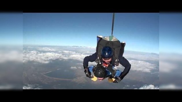 Un estadounidense celebra su 100.º cumpleaños saltando en paracaídas