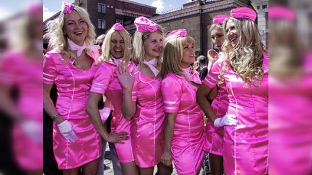 Las 'Barbies' invaden Riga: miles de rubias desfilan por la capital letona