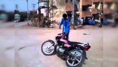 Un truco de moto se ve interrumpido de forma tan inesperada como curiosa