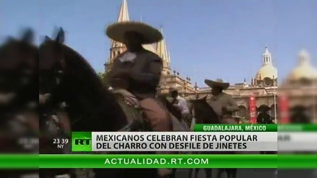 México celebra la fiesta popular del charro con desfile de jinetes 