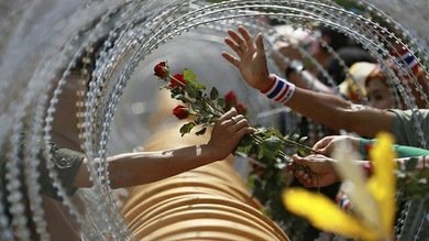 17 emotivos momentos de paz durante protestas violentas
