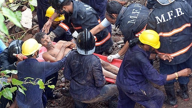 Video, fotos: 60 muertos en el derrumbe de un edificio en la India