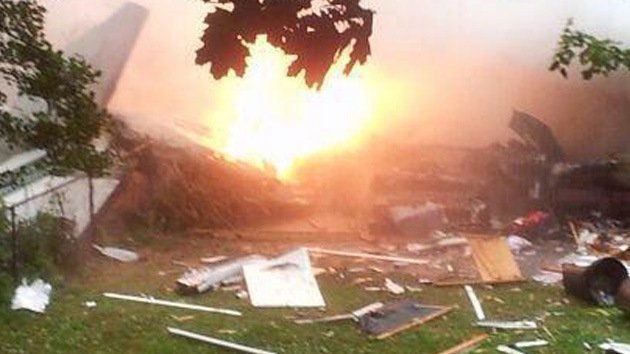 Fotos: Avioneta cae sobre dos casas en EE.UU.