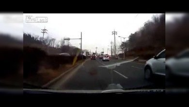Sorpresa en la carretera causada por un auto 'volador'