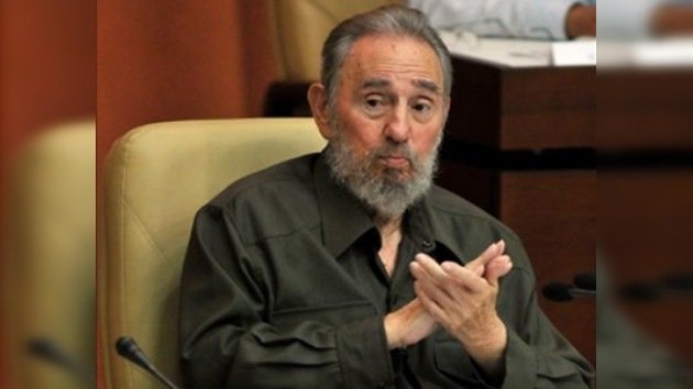 Fidel Castro asiste al discurso de un científico estadounidense