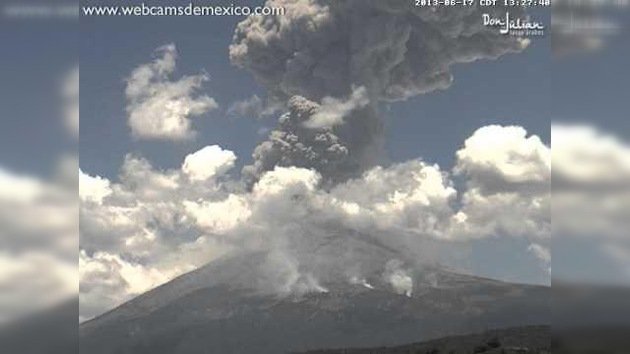 El volcán Popocatépetl lanza una columna de ceniza de cuatro kilómetros